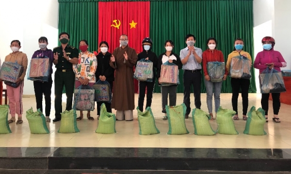 Bình Thuận: Tổ đình Quảng Ân tặng quà Tết Nhâm Dần