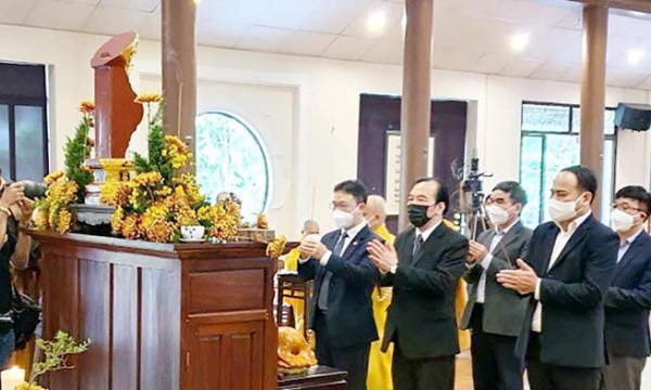 Lãnh đạo Ủy ban Trung ương MTTQ Việt Nam viếng Thiền sư Thích Nhất Hạnh