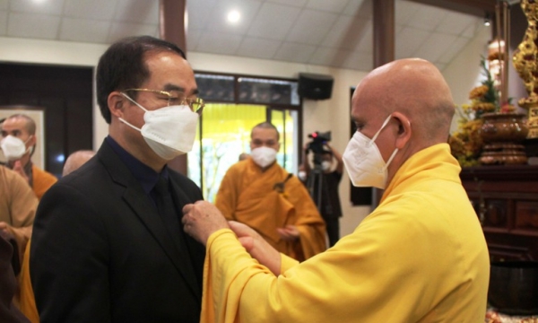 Thứ trưởng Vũ Chiến Thắng thay mặt Chủ tịch nước, Thủ tướng viếng tang Thiền sư Thích Nhất Hạnh