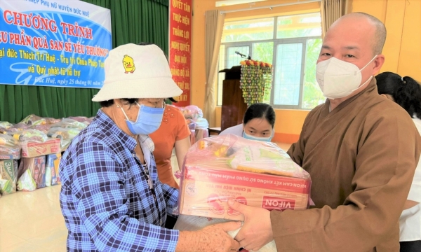 Chùa Pháp Tạng trao 350 phần quà Tết cho bà con khó khăn và 50 suất quà cho các em học sinh nghèo