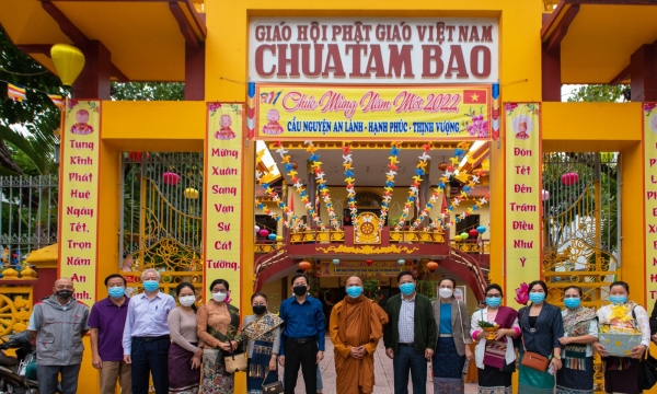 Tổng Lãnh Sự nước Cộng hòa Dân chủ Nhân dân Lào viếng chùa Tam Bảo dâng hương lễ Phật đầu năm Nhâm Dần