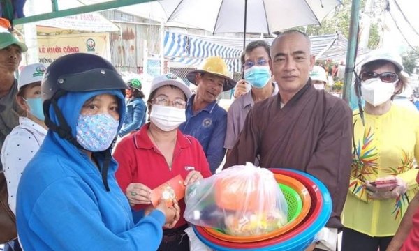 Tặng 100 phần quà, 1.000 thẻ bảo hiểm y tế đến bà con huyện Tam Nông