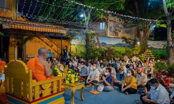 Người Khmer thắp đèn cầu an đầu năm tại chùa Candaransi
