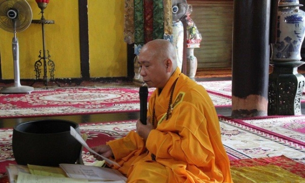 Phật tử cố đô Huế đến chùa dự lễ cầu an, người dân thủ đô Hà Nội tham dự lễ cầu an trực tuyến