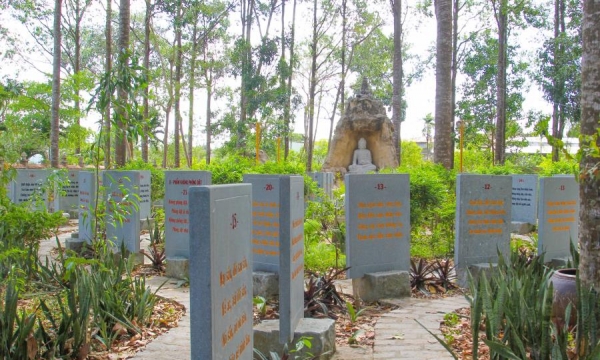 Đặc sắc vườn kinh Pháp cú khắc trên đá ở Vĩnh Long