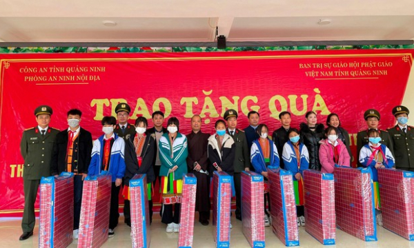 Ban Trị sự Phật giáo tỉnh Quảng Ninh trao tặng quà đến học sinh dân tộc bán trú