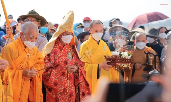 Ban Trị sự Phật giáo TP.Hội An cầu siêu cho 17 nạn nhân bị chìm cano trên biển Cửa Đại