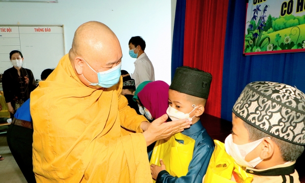 Ban TT-TT Phật giáo tỉnh Bình Dương tặng quà cho các em học sinh dân tộc Chăm tại huyện Dầu Tiếng