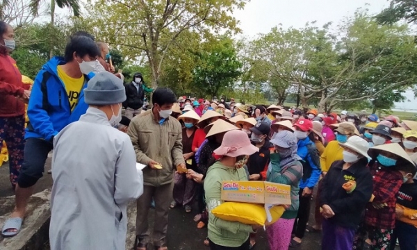 Chùa Vương Xá trao 350 phần quà hỗ trợ người dân huyện Hải Lăng
