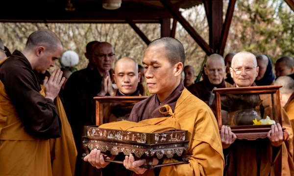 Lễ cung đón Xá lợi Thiền sư Nhất Hạnh tại Làng Mai – Pháp Quốc
