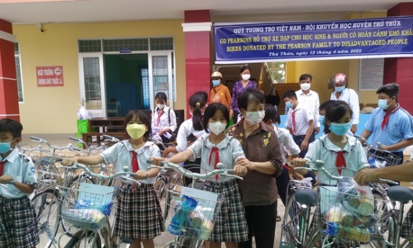 Quỹ Tương trợ Việt Nam tặng hệ thống lọc nước, quà và xe đạp