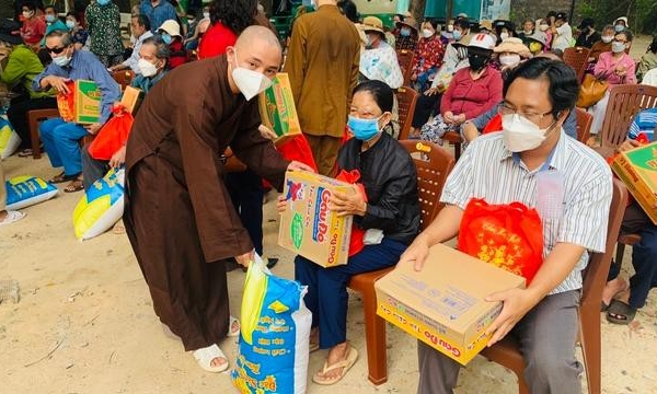 Viện Chuyên Tu trao quà đến người mù khó khăn các huyện, thị