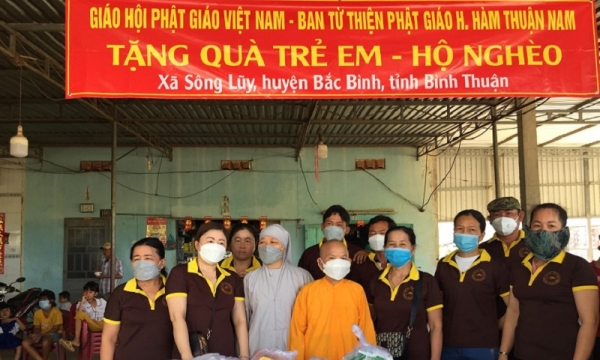 Bình Thuận: Ban TTXH Phật giáo huyện Hàm Thuận Nam quà đến học sinh và các hộ gia đình nghèo