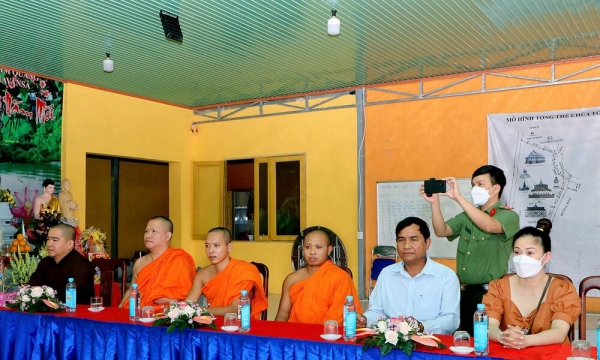Bình Dương: Ban TT-TT Phật giáo tỉnh trao tặng quà cho bà con dân tộc Khmer xã An Bình