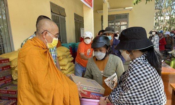 Tịnh xá Trung Tâm tặng quà đến đồng bào dân tộc nghèo tại tỉnh Lâm Đồng