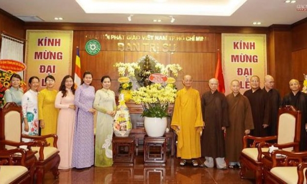 Hội Liên hiệp Phụ nữ chúc mừng Phật đản đến Ban Trị sự GHPGVN TP.HCM