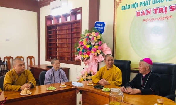 Nghệ An: Tòa Giám mục Giáo phận Vinh chúc mừng Đại lễ Phật đản đến Ban Trị sự GHPGVN tỉnh