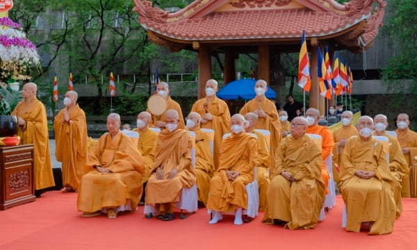 TPHCM: Trang nghiêm cử hành nghi thức Tắm Phật tại Việt Nam Quốc Tự
