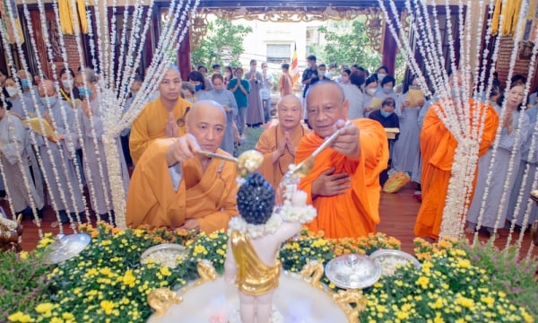 TP.HCM: Trang nghiêm Lễ Tắm Phật tại chùa Minh Đạo
