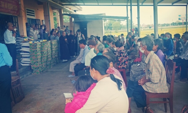 Trao gần 400 suất quà cho các hội viên Hội người mù Hương Trà