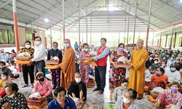 Chùa Thiên Thới trao tặng 500 phần quà cho bà con nghèo nhân Đại lễ Phật đản