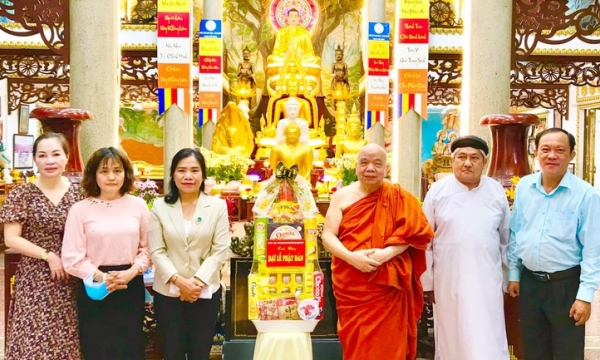 TP.HCM: Lãnh đạo quận Gò Vấp chúc mừng Phật đản đến Tăng Ni, Phật tử quận