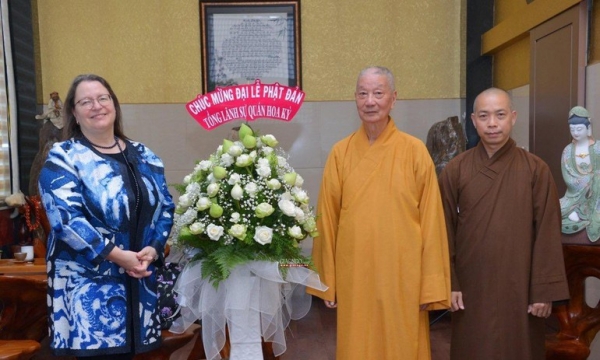 Tổng lãnh sự Hoa Kỳ thăm Trưởng lão Hòa thượng Quyền Pháp chủ nhân Đại lễ Phật đản