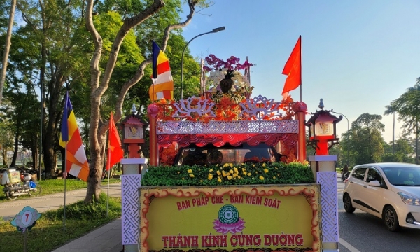 Xe hoa Phật đản PL 2566 lung linh trên các cung đường Cố đô Huế