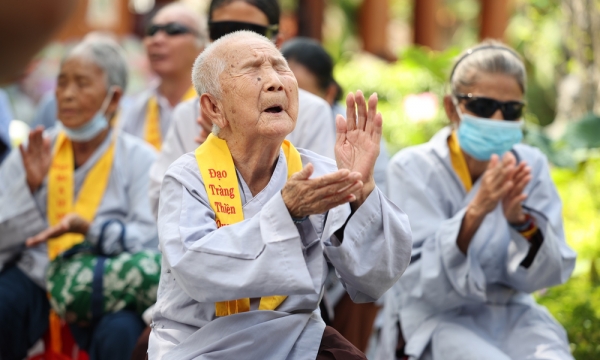 Người khiếm thị và học sinh, sinh viên tham dự Lễ Phật Đản tại Chùa Thiên Quang