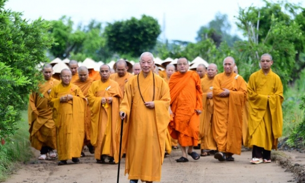 Đức Quyền Pháp chủ thiền hành cùng 1.200 Tăng Ni trong khuôn viên Học viện Phật giáo VN tại TP.HCM