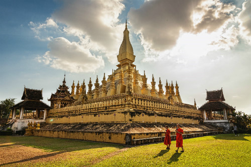 Ngôi chùa nổi tiếng nào được in hình lên quốc huy của Lào?