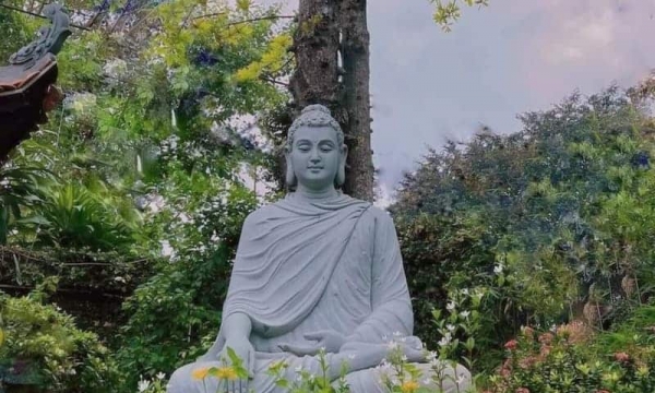 Tại sao lại lạy tượng Phật bằng xi măng?