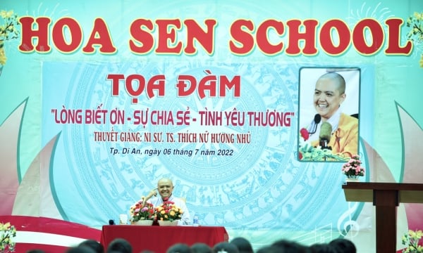 Ni sư Hương Nhũ thuyết giảng tại Trường Tiểu học và THCS Hoa Sen