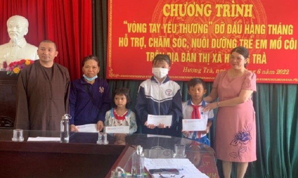 Chương trình “Vòng tay yêu thương” cho trẻ em mồ côi trên địa bàn thị xã Hương Trà