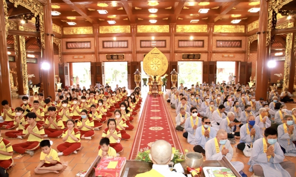 Giáo viên và học sinh Trường THCS Hoa Sen sinh hoạt Phật Pháp với người khiếm thị tại chùa Thiên Quang