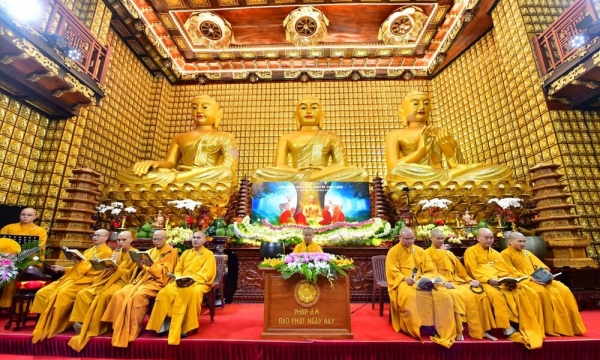 TT. Thích Nhật Từ chỉ dạy về việc tu học Phật đến Tăng đoàn và hàng trăm Phật tử tại chùa Giác Ngộ