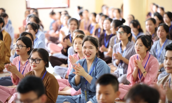 Ni sư Hương Nhũ thuyết giảng Khóa tu mùa hè tại Nghệ An: “Tuổi Teen đáng giá bao nhiêu?”