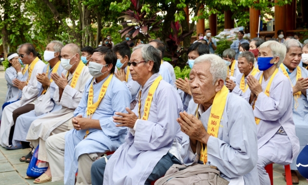 Trao 300 phần quà cho người khiếm thị tham dự Lễ Vía Bồ Tát Quán Thế Âm tại Chùa Thiên Quang