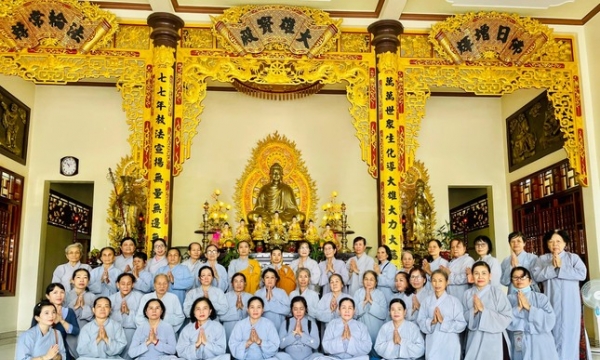 Ban Từ thiện - Xã hội Phật giáo thị xã Ninh Hòa thăm, cúng dường các trường hạ