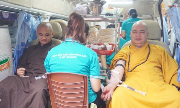 Chư Tăng, Phật tử chùa Vĩnh Nghiêm (quận 3) hiến máu nhân đạo