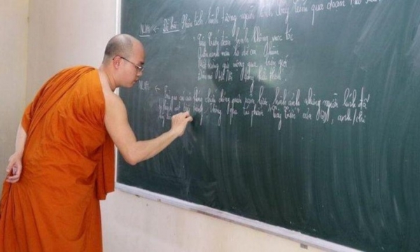 Lớp học miễn phí bên của Phật của vị sư trẻ