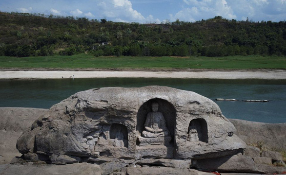 Nước sông Dương Tử xuống thấp, phát lộ 3 tượng Phật giáo 600 năm tuổi