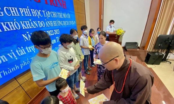 Phật giáo TP.Thủ Đức tặng 182 suất học bổng đến trẻ em mồ côi vì Covid-19