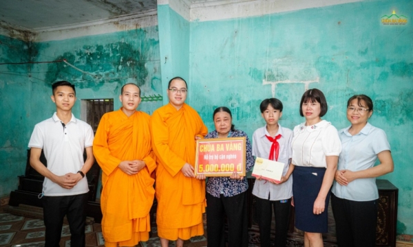 Chùa Ba Vàng cùng chính quyền thành phố Uông Bí trao quà cho gia đình khó khăn tại địa phương