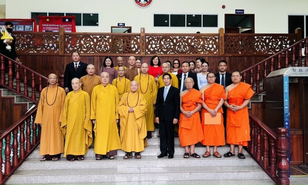 Chư Tôn Giáo phẩm GHPGVN thăm các Cơ quan nhà nước CHDCND Lào