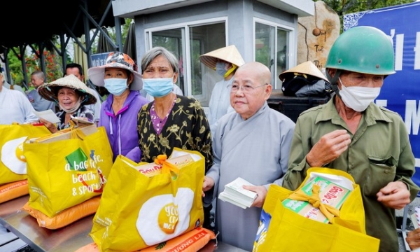 Ban Tổ chức Đại lễ tưởng niệm Đức Thánh Tổ Ni trao 1.000 phần quà tại chùa Thanh Tâm