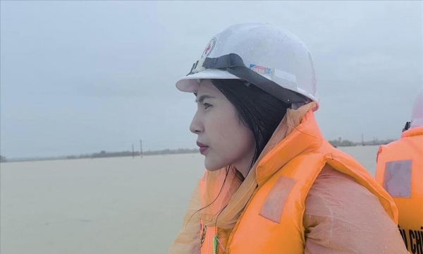 Ca sĩ Thủy Tiên lội nước, dầm mưa đến Nghệ An hỗ trợ bà con vùng lũ