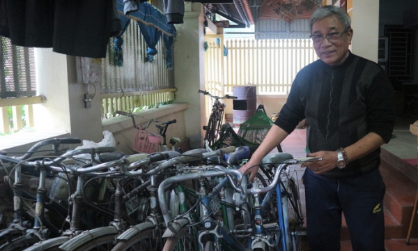 Ông giáo già hơn 10 năm tái chế xe đạp cũ tặng học sinh nghèo