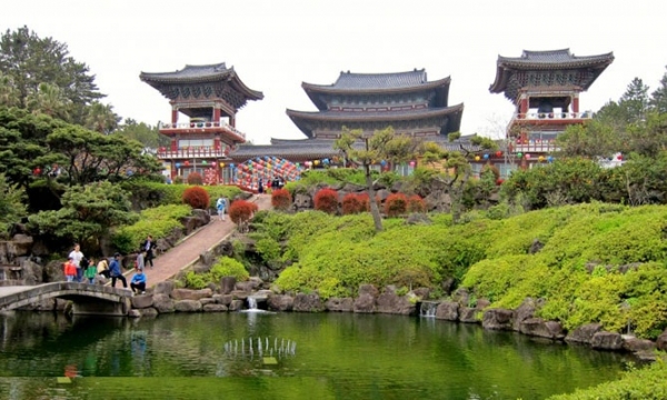 Khám phá ngôi chùa Yakcheonsa cổ kính nổi tiếng xứ Hàn
