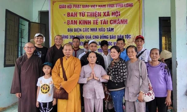 Phật giáo tỉnh Vĩnh Long tặng 300 phần quà đến những gia đình khó khăn